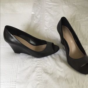 Black peep toe wedge
